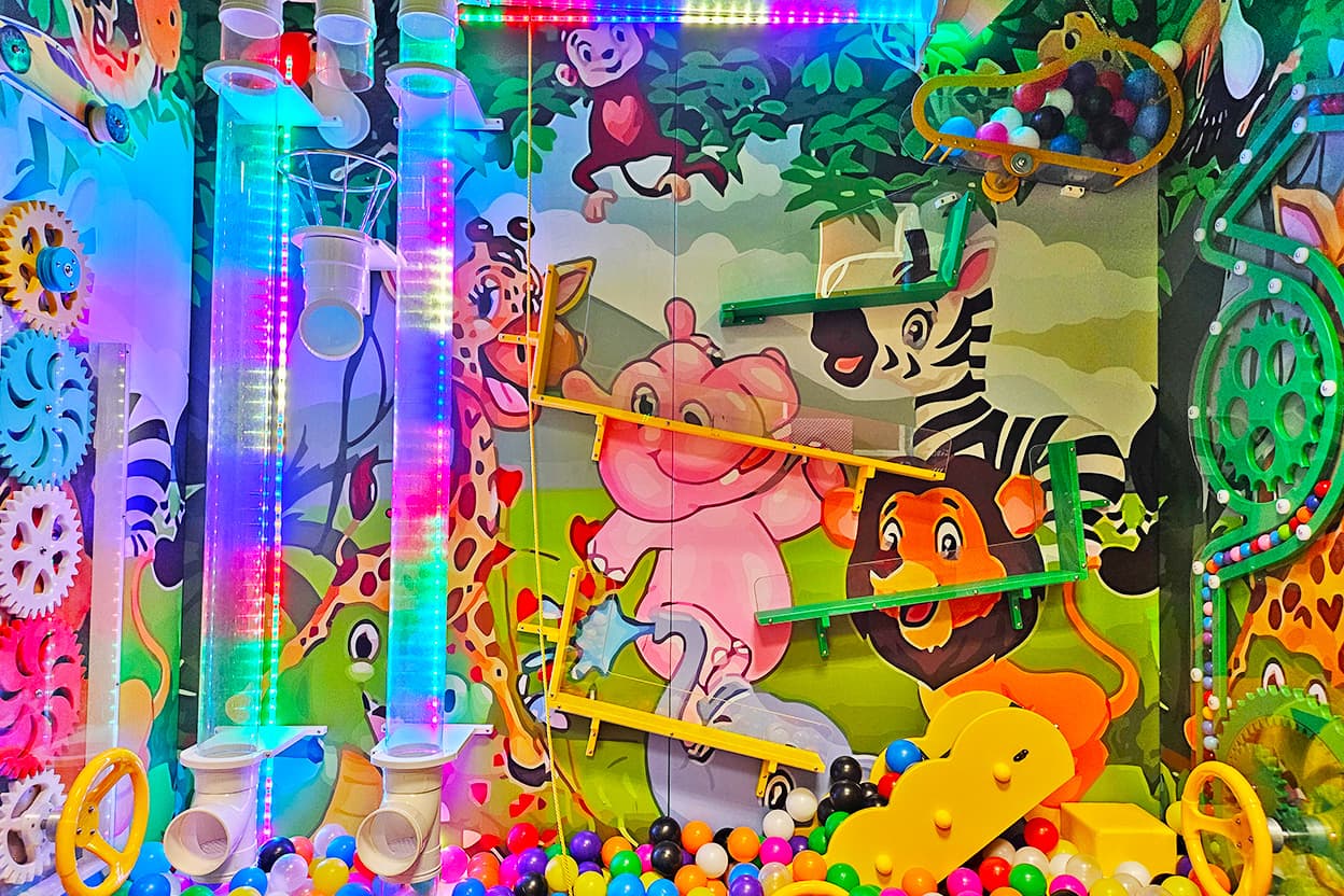 Ball pit with air tubes